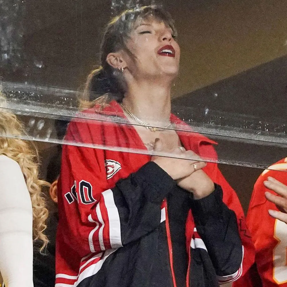 Taylor swift kansas city chiefs red jacket